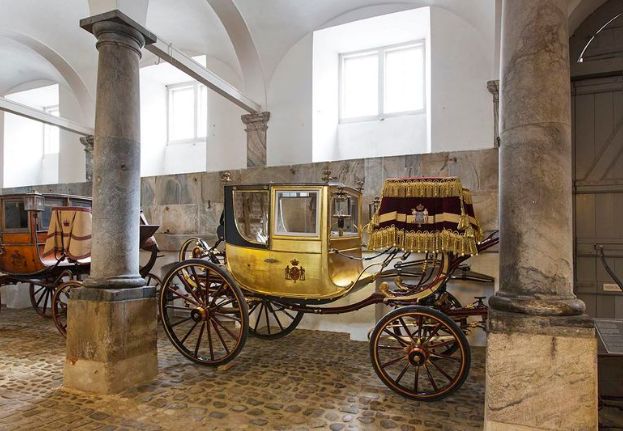 Gold_Carriage_Royal_Stables_Copenhagen.jpg