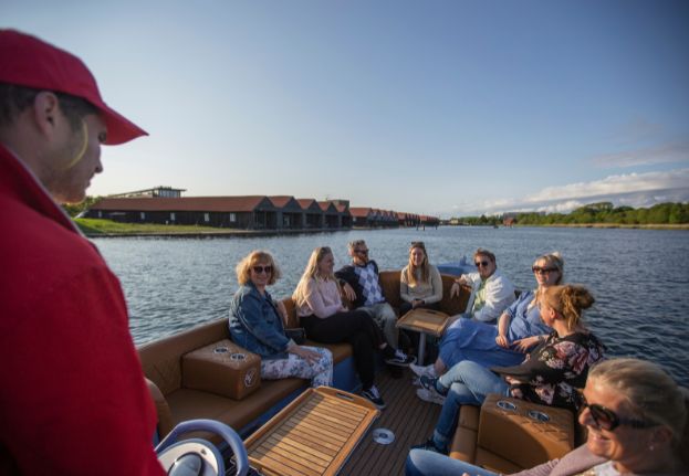 Guests_sailing_in_summer.jpg
