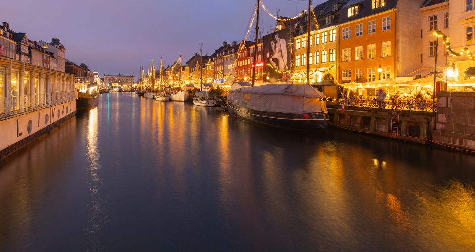 Nyhavn in December.jpg