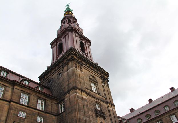 Tower_of_Christiansborg_Palace_in_Copenhagen.jpg