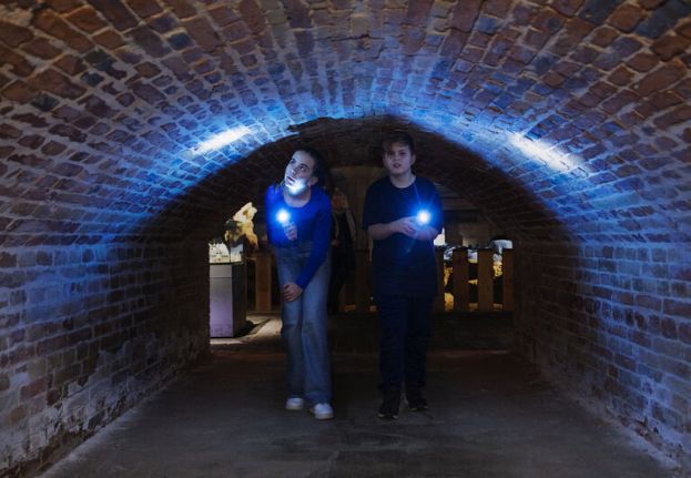 Visitors_exploring_the_ruins_at_Christiansborg_Palace.jpg