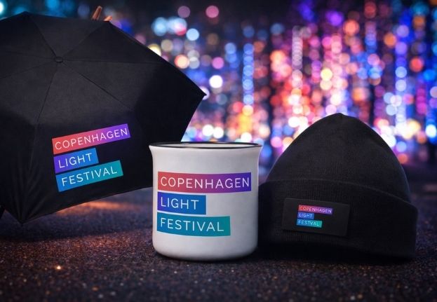Copenhagen Light Festival Souvenirs: Regenschirm, Tasse und Strickmütze vor bunten Lichtern
