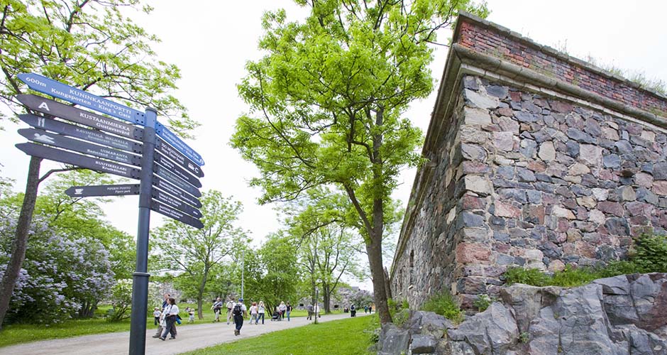 Tour_in_Suomenlinna_Sea_Fortress_c_Esko_Jämsä_Helsinki_Partners.jpg