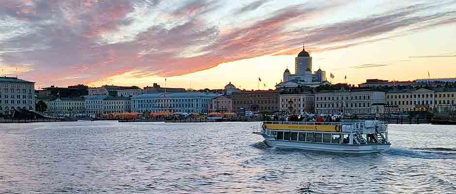 Midsummer_Cruise_Diana_Returning_to_Market_Square.jpg