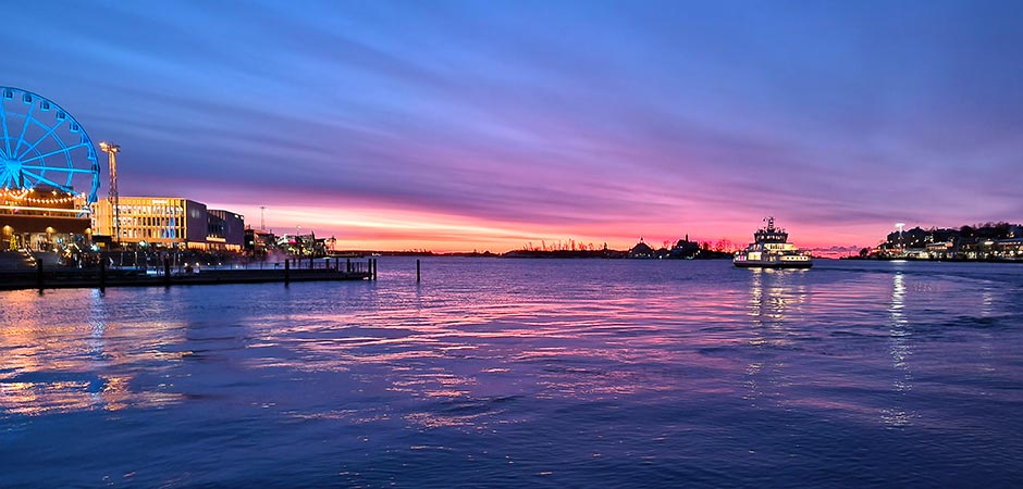 December_sunrise_Suomenlinna_ferry_at_Market_Square.jpg