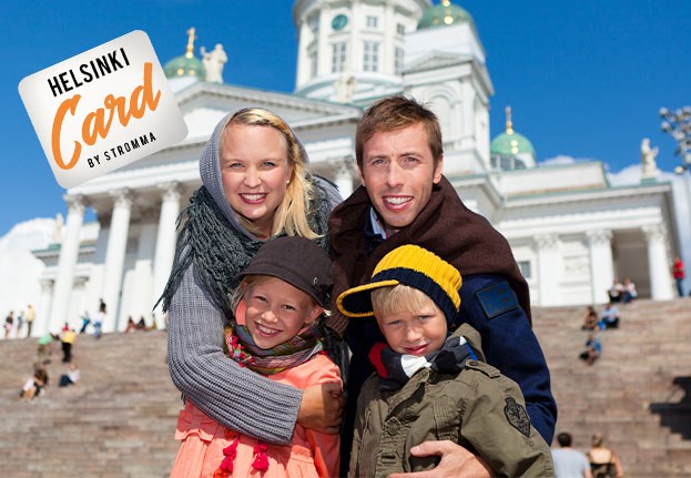 Hymyilevä perhe, taustalla Helsingin Tuomiokirkko