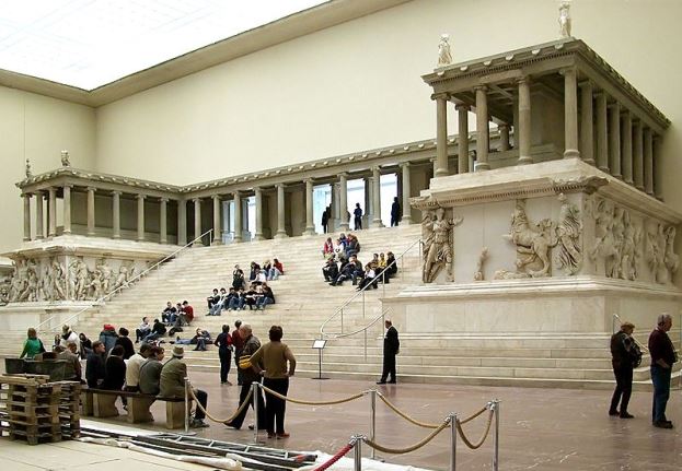 Pergamonmuseum_Pergamonaltar © Raimond Spekking.jpg