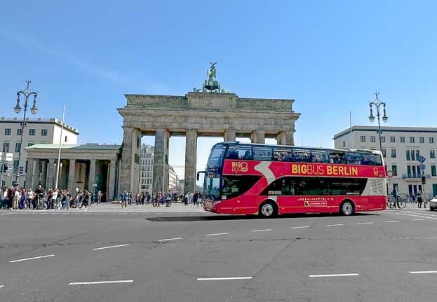 Stadtrundfahrten-Bus am Brandenburger Tor