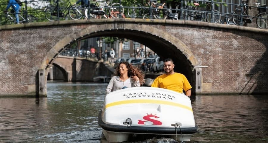 19_Pedal-Boat-couple-are-enjoying-their-time together-in-Amsterdam (4).jpg