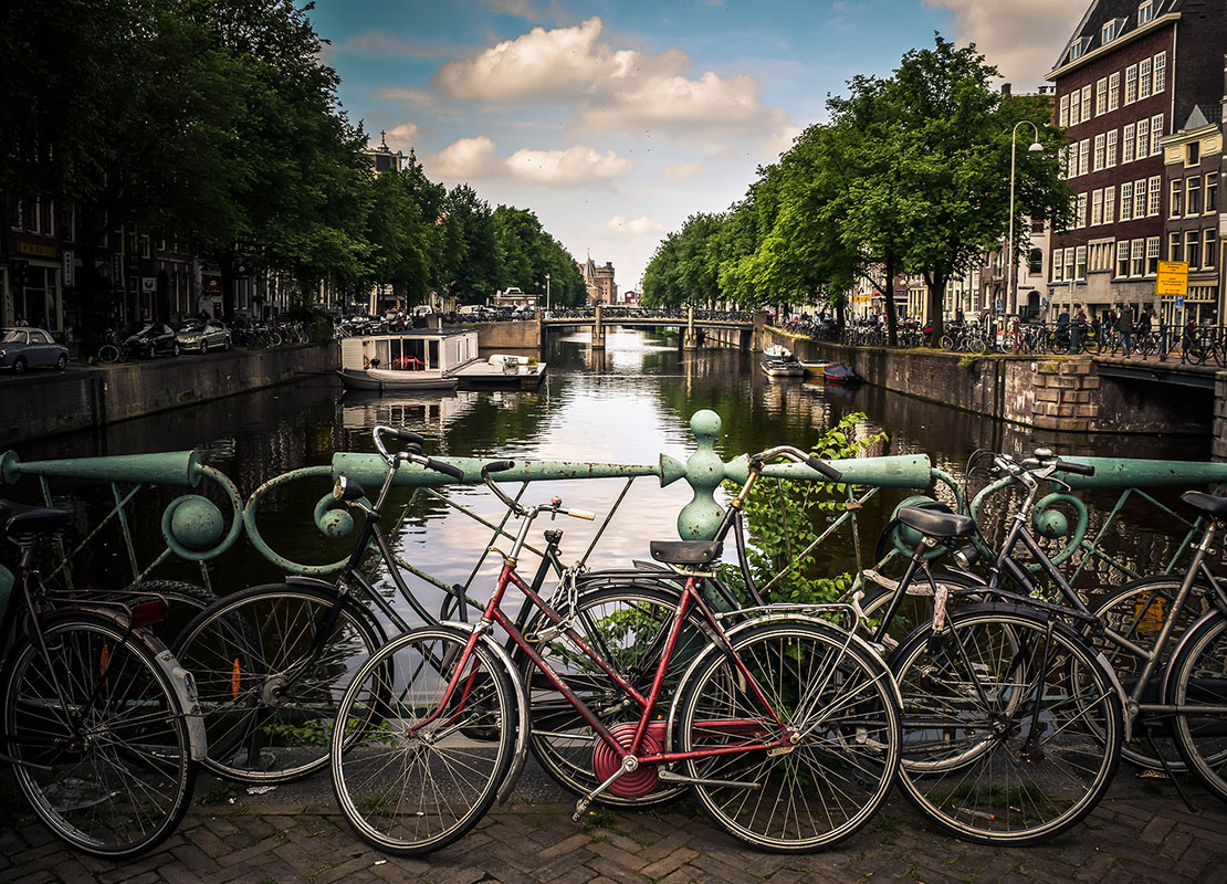 1-Amsterdam grachten wandelen - Jace Afsoon.jpg