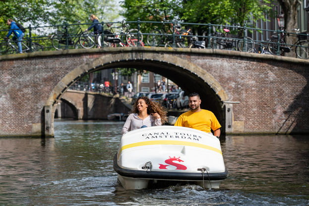 19_Pedal-Boat-couple-are-enjoying-their-time together-in-Amsterdam623x431.jpg