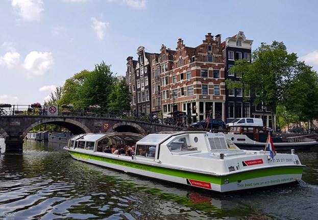 Hop On Hop Off wit-groene boot vaart door de mooiste Amsterdamse grachten