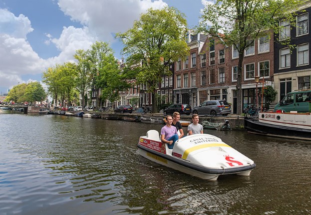 Een zicht op een trapboot in Amsterdam