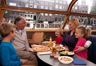 Pizza Cruise Amsterdam, family onboard