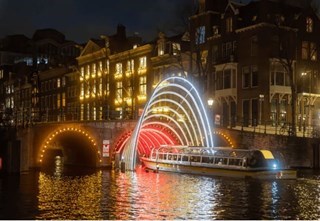 Een rondvaart door Stromma onder een populaire lichtkunstinstallatie
