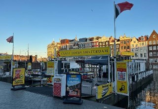 Damrak Canal Tours Amsterdam ticket shop by the canal, 
