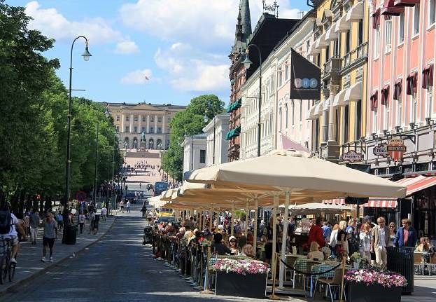 Karl Johan shopping street in Oslo with restaurants