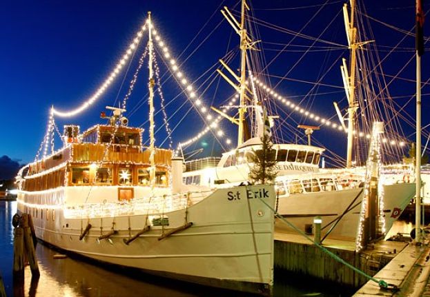 Schären­schiff mit festlicher Beleuchtung in Göteborg – Weihnachtsdinner­kreuzfahrt am Abend.