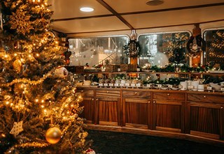 Christmas cruise in the Gothenburg archipelago with a Christmas tree and buffet in the dining lounge of M/S Carl Michael Bellman.