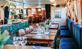 Gedeckte Tische an Bord der M/S Göteborg für eine Schärenkreuzfahrt mit Troubadour.