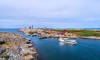 Skärgårdsbåt anländer till hamnen på Vinga under båtturen från Göteborg.