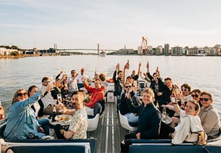 The Partypaddan in Gothenburg harbor – perfect for after work, hen parties, or bachelor parties with lounge furniture and café tables.