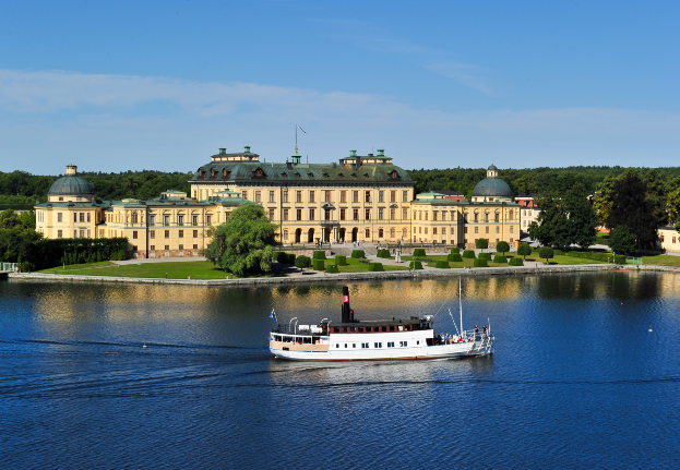 M/S Enköping framför Drottningholms slott