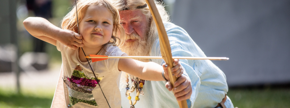 Birka Vikingasten, flicka skjuter pilbåge.jpg