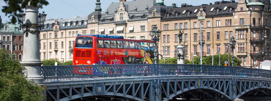 Hop On-Hop Off buss över bro.jpg