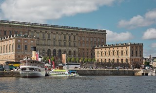 Strommas sightseeingbåtar vid avgångsplatsen Skeppsbron nedanför Kungliga slottet i Stockholm.