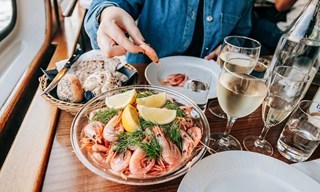 Räkor med dill och citron serveras ombord – Räkkryssning i Stockholms skärgård.