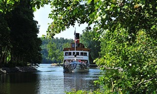M/S Gustafsberg VII i Baggenstäket i Stockholms skärgård – kanalrundtur för en dagsutflykt.