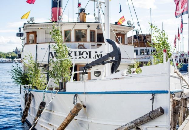 Skärgårdsbåten M/S Waxholm III pyntad med björkris inför midsommar