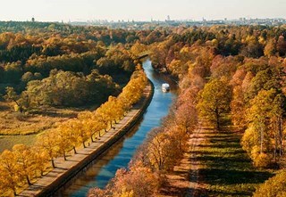 Autumn view of the Djurgården Canal with sightseeing boat – Royal Djurgården Boat Tour.