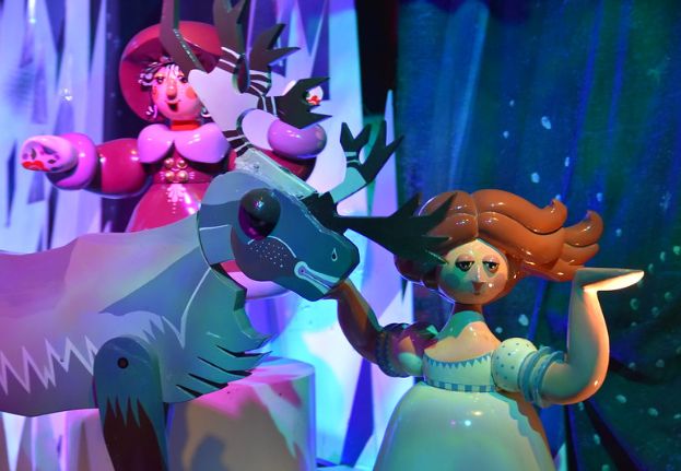 Snow Queen scene in Tivoli's Flying Trunk ride.