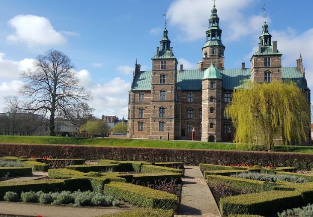 The King's Garden with Rosenborg Castle in the background.